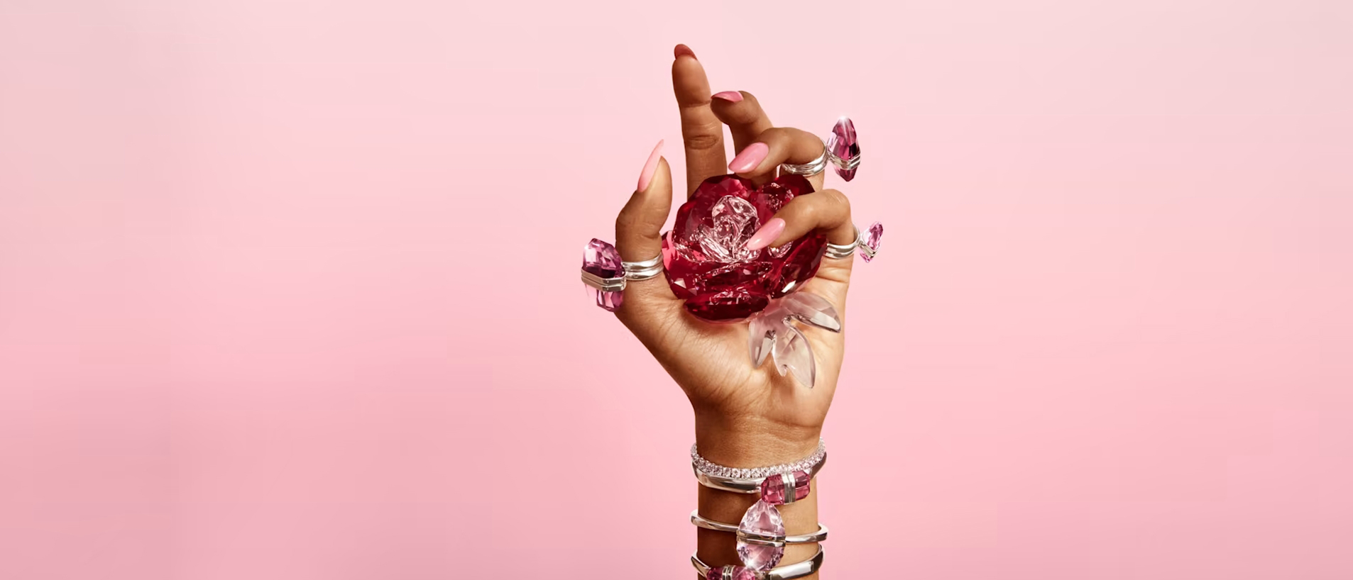 go creations Κέρκυρα Crystal World Swarovski Project φωτογραφία χεριού στολισμένο με κοσμήματα
